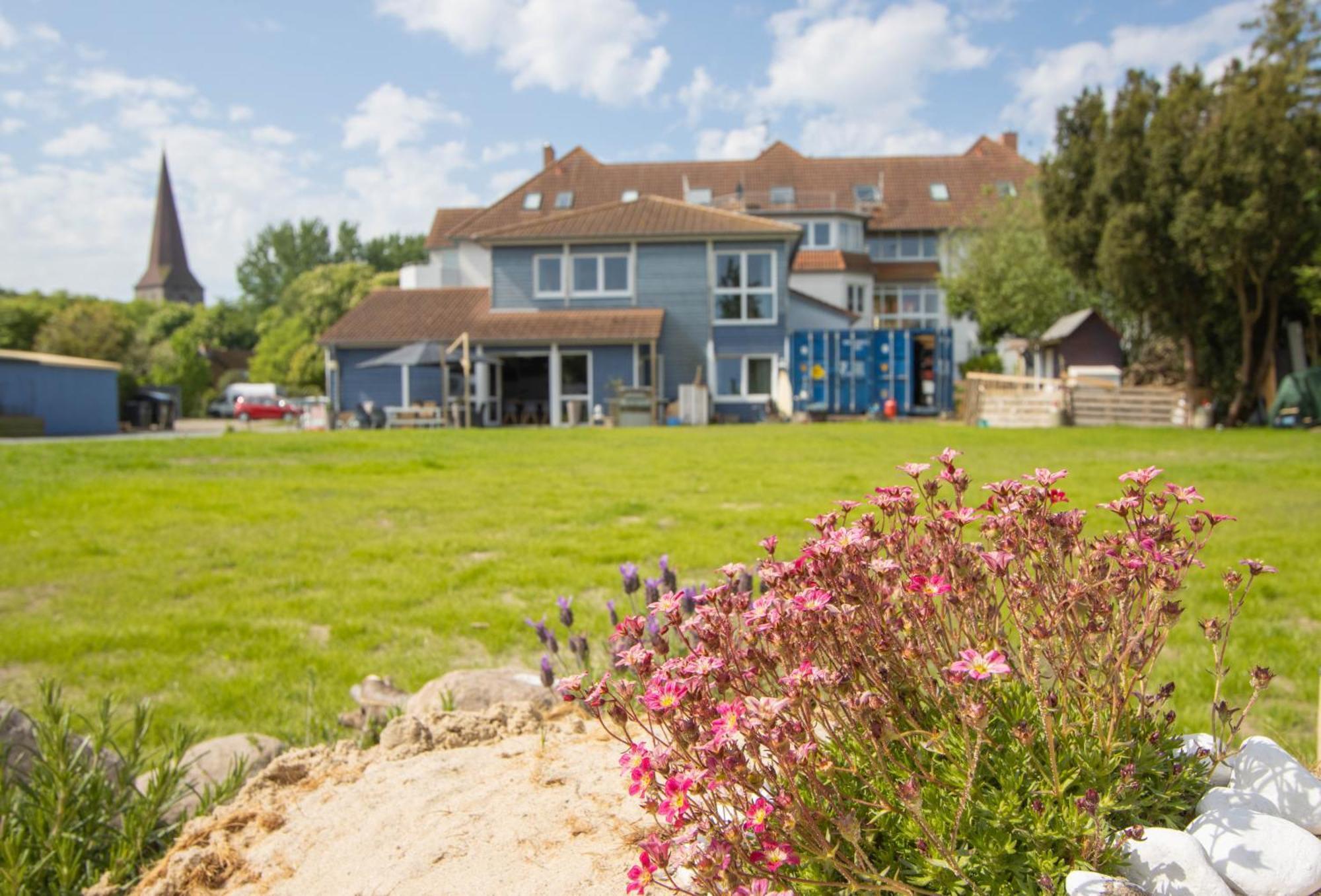 Hostel Oder Ferienwohnung 1-16 Personen Im Blauen Haus Fehmarn Exterior photo